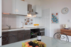 Ferienhaus in Okrug Gornji mit Grill und Terrasse